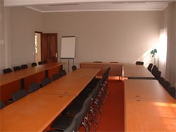 une salle de conférence ( salle rouge )